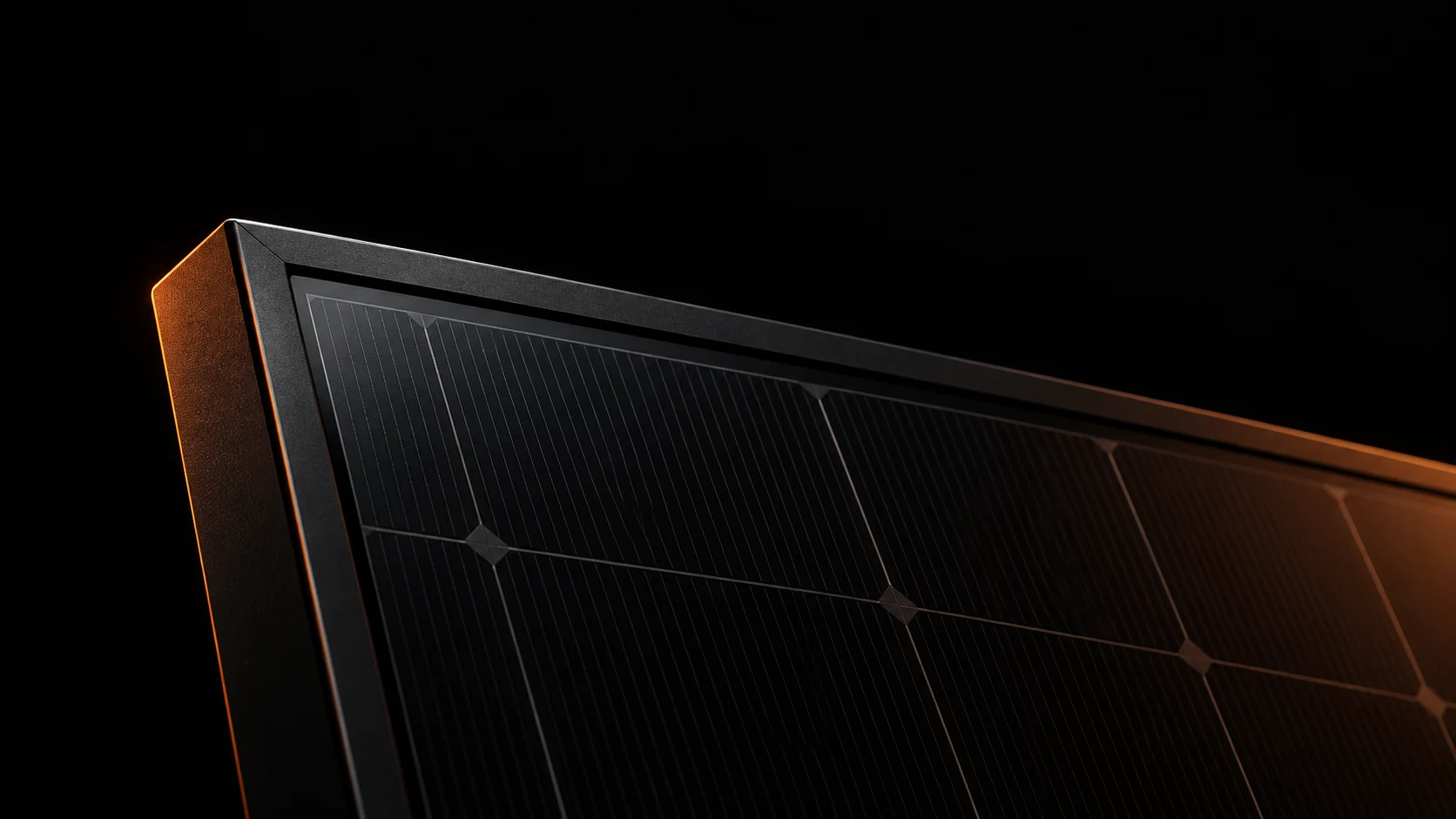 Nahaufnahme des schwarzen BlackCell-Modulrahmens und der dunklen Solarzellen