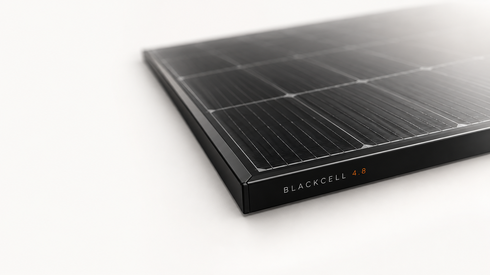 Detail eines schwarzen BLACKCELL-Solarmoduls