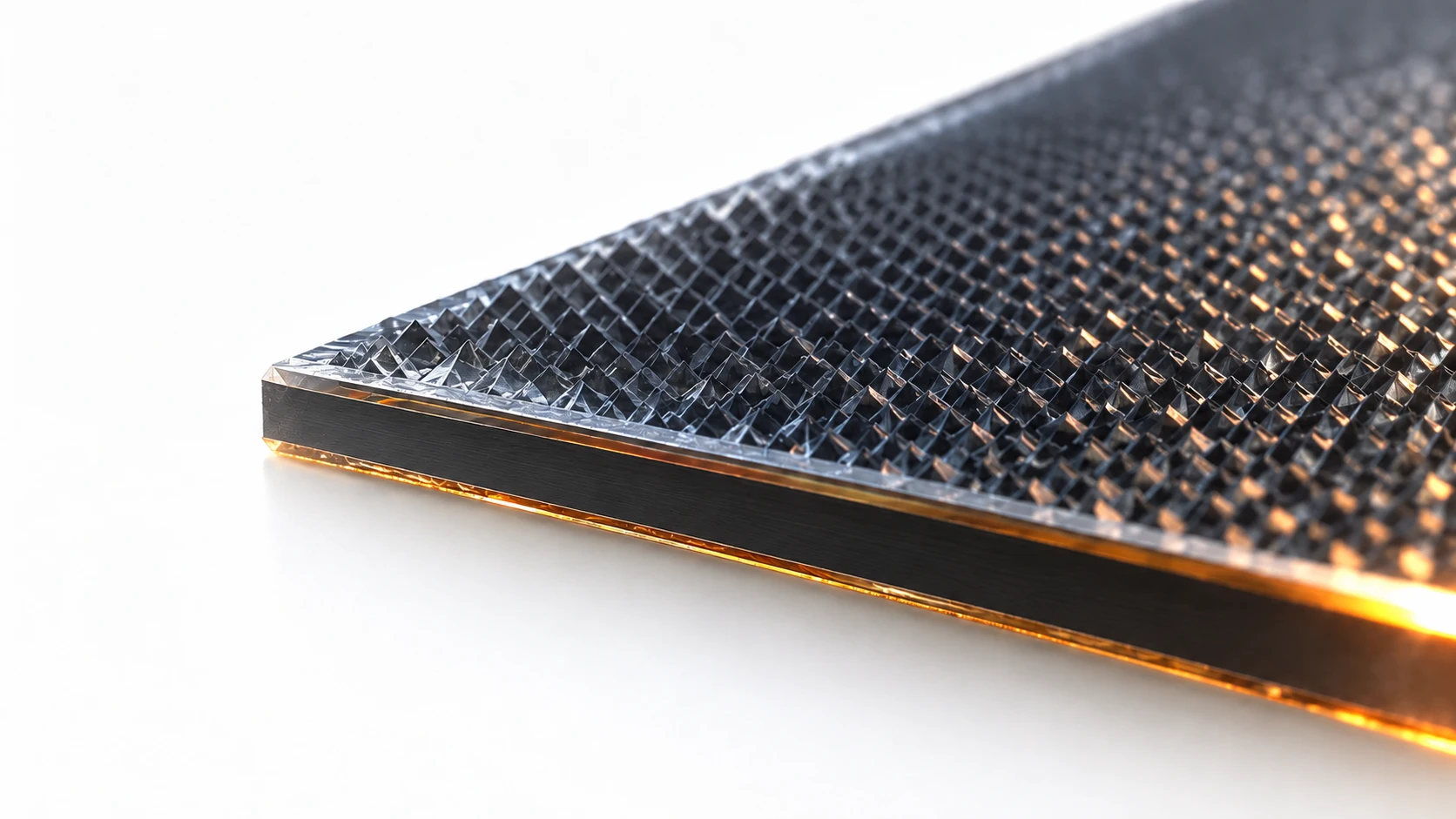 Extreme Makroillustration einer zusammenhängenden Waferkante mit texturiertem Siliziumkern und eng anliegenden dünnen Grenzschichten